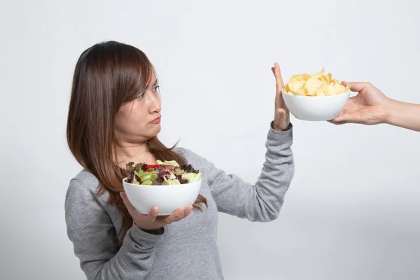 Jonge Aziatische Vrouw Met Salade Zeg Nee Tegen Potato Chips — Stockfoto