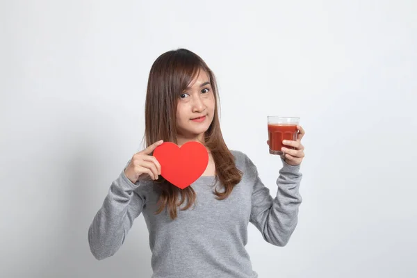 Giovane Donna Asiatica Con Succo Pomodoro Cuore Rosso Sfondo Bianco — Foto Stock