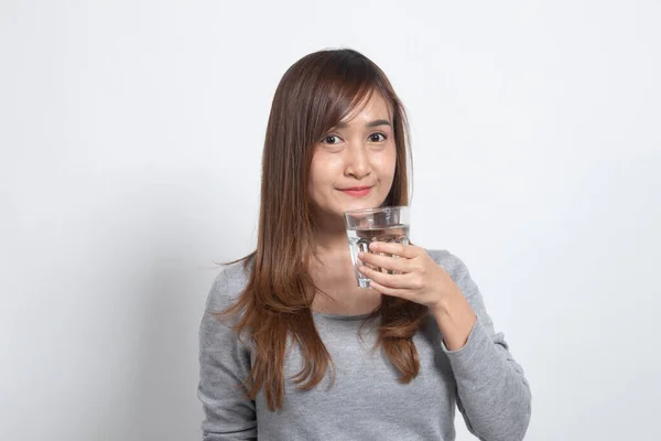 年轻的亚裔女子 和一杯喝水白色背景上 — 图库照片