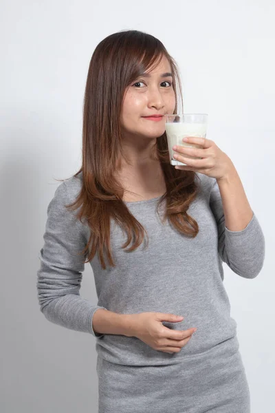 Friska Asiatisk Kvinna Dricka Ett Glas Mjölk Vit Bakgrund — Stockfoto