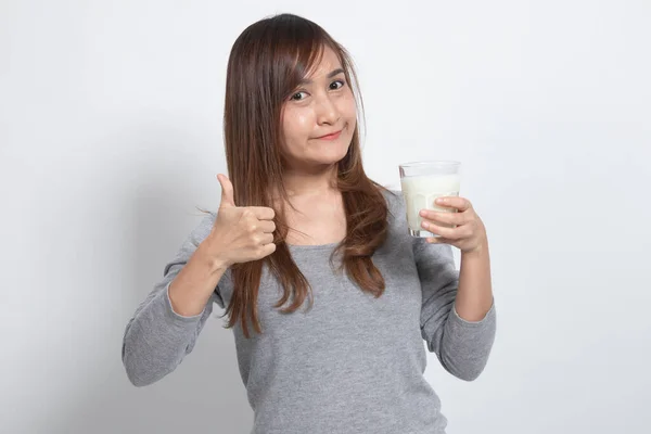 Gesunde Asiatische Frau Trinkt Ein Glas Milch Daumen Nach Oben — Stockfoto