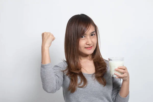 Femme Asiatique Bonne Santé Buvant Verre Lait Sur Fond Blanc — Photo