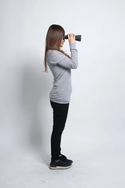 Ganzkörper Junger Asiatischer Frau Mit Fernglas Auf Weißem Hintergrund Stockbild