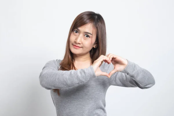 Jeune Femme Asiatique Montrer Signe Main Cœur Sur Fond Blanc Image En Vente