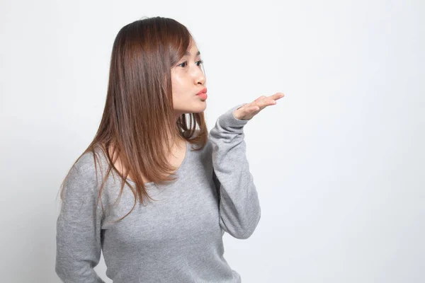 Hermosa Joven Asiática Mujer Golpe Beso Blanco Fondo Fotos de stock