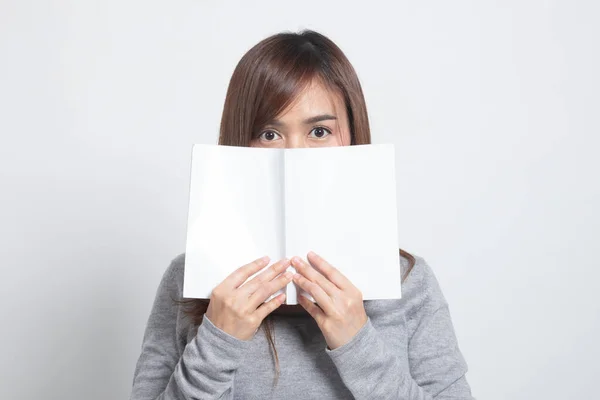 Jeune Femme Asiatique Avec Une Couverture Livre Son Visage Sur Photo De Stock