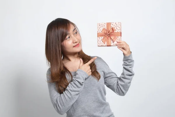 Jeune Femme Asiatique Avec Une Boîte Cadeau Sur Fond Blanc Images De Stock Libres De Droits