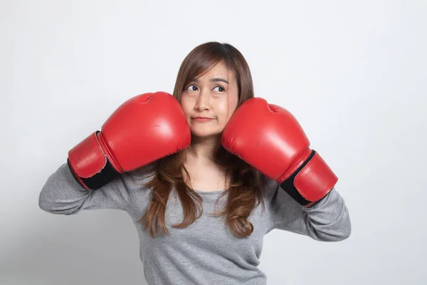 Giovane Donna Asiatica Con Guanti Boxe Rossi Sfondo Bianco Fotografia Stock