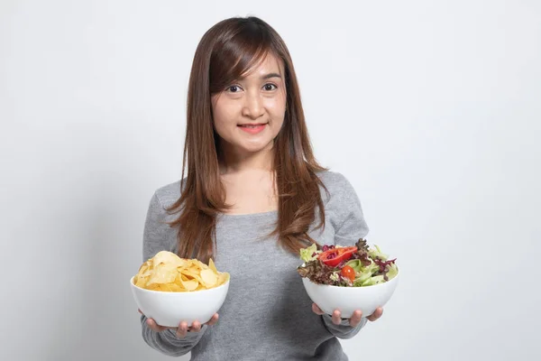 Jeune Femme Asiatique Avec Croustilles Salade Sur Fond Blanc Photo De Stock