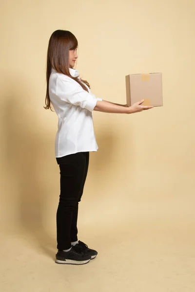 Levering Verplaatsing Uitpakken Jong Aziatisch Vrouw Holding Kartonnen Doos Beige — Stockfoto