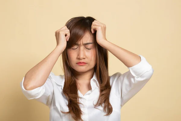 Jong Aziatisch Vrouw Kreeg Ziek Hoofdpijn Beige Achtergrond — Stockfoto