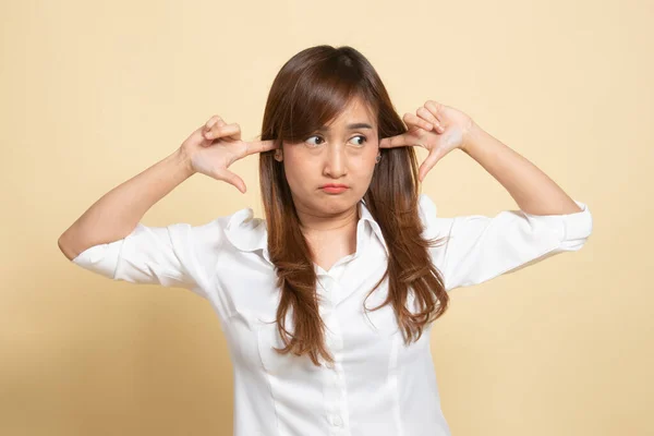 Jong Aziatische Vrouw Blokkeren Beide Oren Met Vinger Beige Achtergrond — Stockfoto