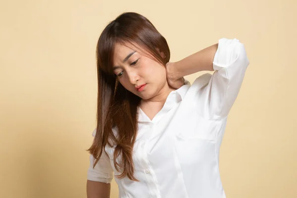 Joven Asiática Mujer Got Cuello Dolor Beige Fondo —  Fotos de Stock