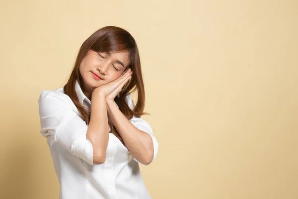 Krásná Mladá Asijská Žena Spacím Gestem Béžovém Pozadí — Stock fotografie