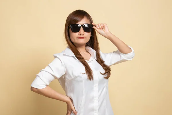 Portret Pięknej Młodej Azjatki Okularach Przeciwsłonecznych Beżowym Tle — Zdjęcie stockowe