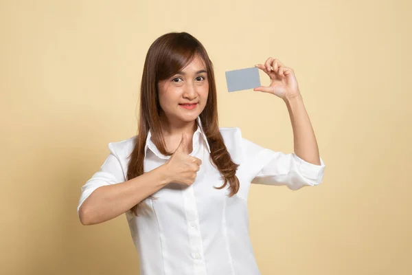 Junge Asiatin Zeigt Auf Eine Leere Karte Auf Beigem Hintergrund — Stockfoto