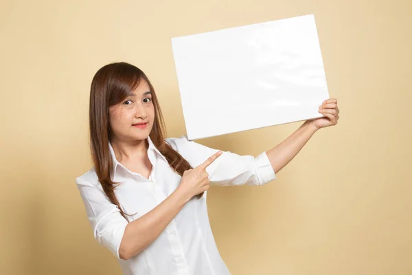 Jonge Aziatische Vrouw Wijzen Naar Blanco Teken Beige Achtergrond — Stockfoto