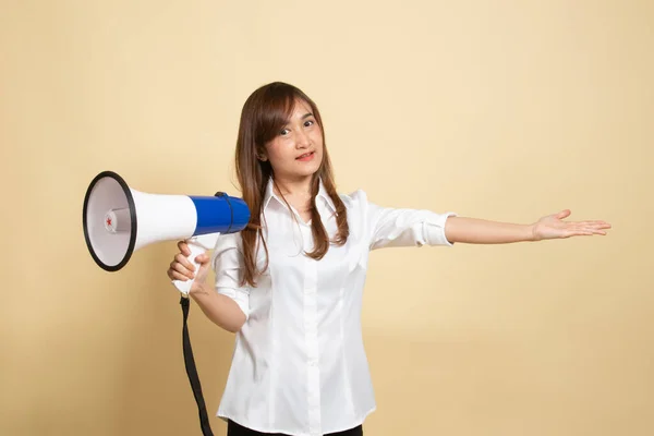 Mooi Jong Aziatisch Vrouw Kondigen Met Megafoon Beige Achtergrond — Stockfoto