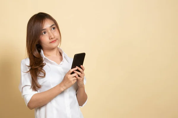 Молодая Азиатка Мобильным Телефоном Бежевом Фоне — стоковое фото
