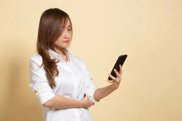 Jovem Mulher Asiática Com Telefone Celular Fundo Bege — Fotografia de Stock