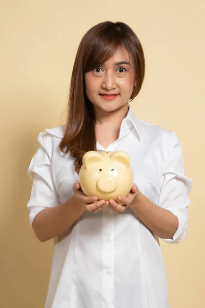 Jong Aziatisch Vrouw Met Een Varken Munt Bank Beige Achtergrond — Stockfoto