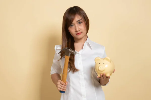 Asian Woman Pig Coin Bank Hammer Beige Background — Stock Photo, Image