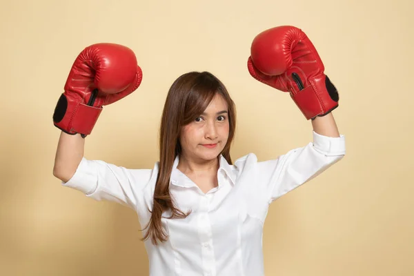 Joven Mujer Asiática Con Guantes Boxeo Rojos Sobre Fondo Beige — Foto de Stock