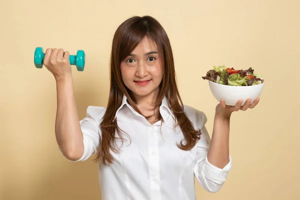 Mujer Asiática Sana Con Mancuernas Ensalada Sobre Fondo Beige —  Fotos de Stock