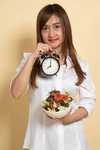 Junge Asiatin Mit Uhr Und Salat Auf Beigem Hintergrund — Stockfoto