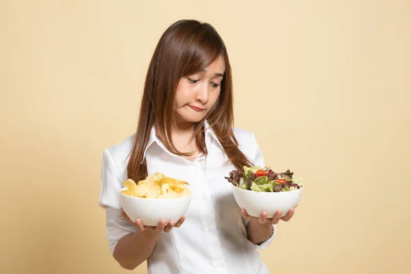 Mujer Asiática Joven Con Papas Fritas Ensalada Sobre Fondo Beige — Foto de Stock