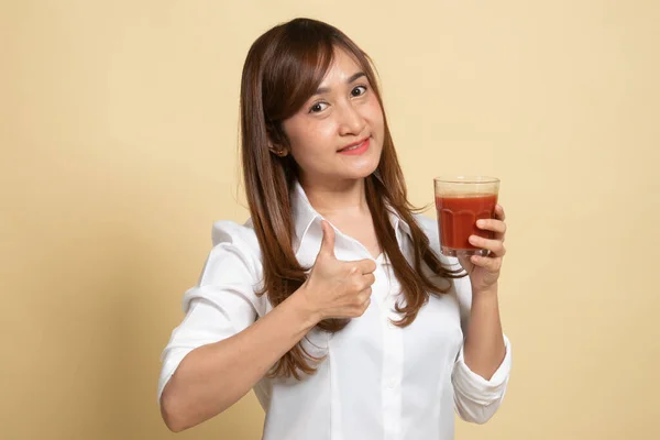 Jovem Mulher Asiática Polegares Para Cima Com Suco Tomate Fundo — Fotografia de Stock