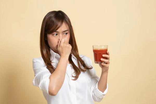 Jovem Mulher Asiática Odeia Suco Tomate Fundo Bege — Fotografia de Stock