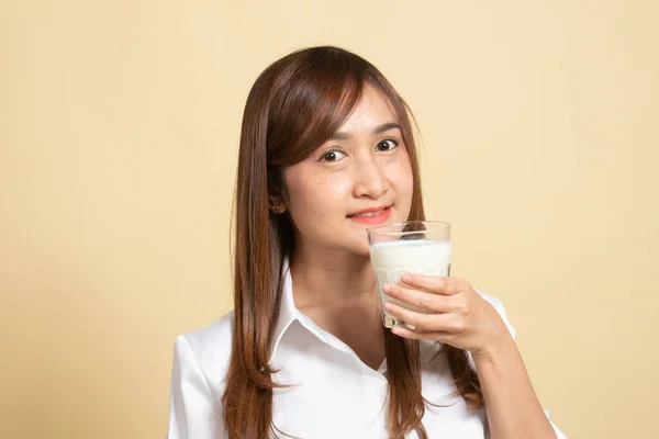 Friska Asiatiska Kvinna Dricker Ett Glas Mjölk Beige Bakgrund — Stockfoto