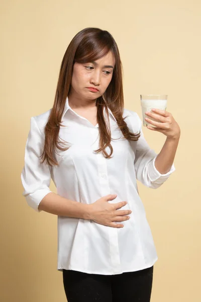 Asiatisk Kvinna Dricker Ett Glas Mjölk Fick Magont Beige Bakgrund — Stockfoto