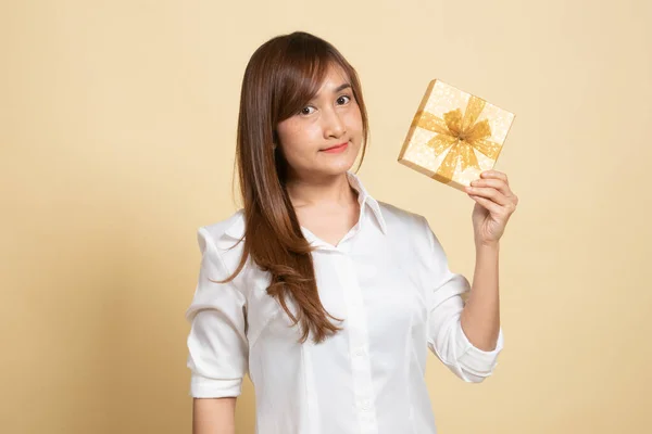 Mujer Asiática Joven Con Una Caja Regalo Sobre Fondo Beige Imagen de stock