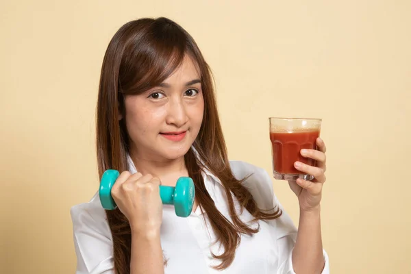Jeune Femme Asiatique Bonne Santé Avec Haltère Jus Tomate Sur Images De Stock Libres De Droits