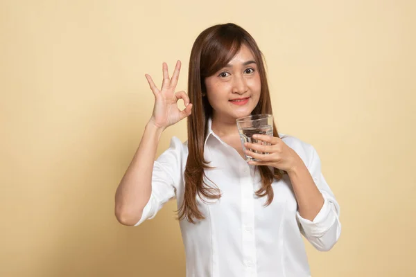 Giovane Donna Asiatica Mostra Con Bicchiere Acqua Potabile Sfondo Beige Immagini Stock Royalty Free