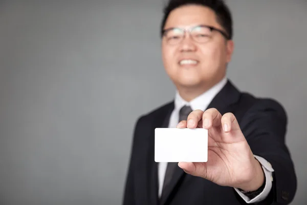 亚洲商人展示一张白色卡片 — 图库照片