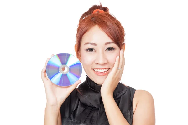Asiatique fille montrer un disque et mettre la paume sur la joue — Photo