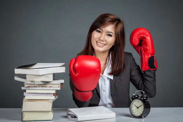 Asiatiska affärskvinna redo för hårt arbete — Stockfoto