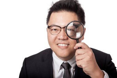 Büyüteç ve gülümseme arasında Asya iş adamı göz