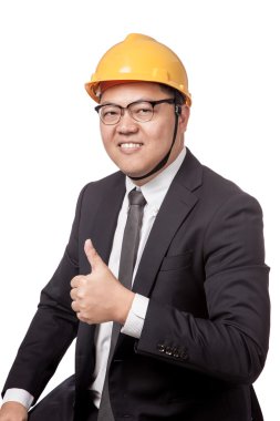 Sarı işçisi başparmak ve gülümseme ile Asya iş adamı