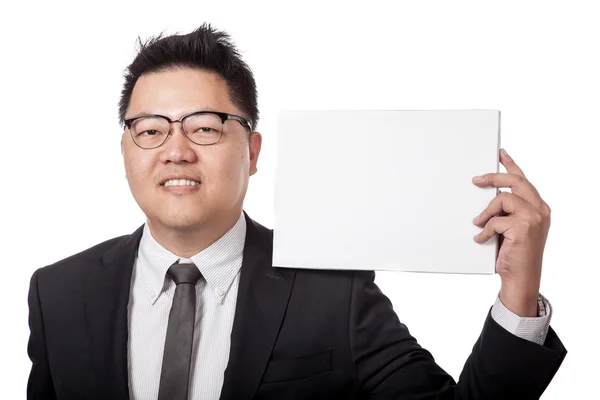 Asiatischer Geschäftsmann hält leeres Schild auf seiner Schulter — Stockfoto