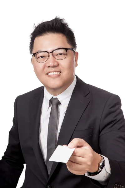 アジア系のビジネスマンを与える白いカード — ストック写真
