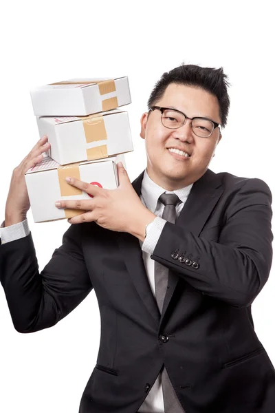 Asiatische Geschäftsmann halten 3 Box auf seiner Schulter und lächeln — Stockfoto