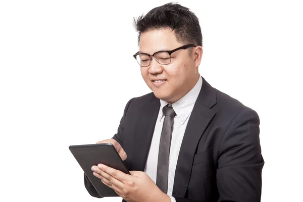 Asiatische Geschäftsmann verwenden ein Tablet und lächeln — Stockfoto