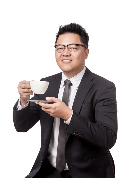 Asiatischer Geschäftsmann trinkt Kaffee und lächelt — Stockfoto