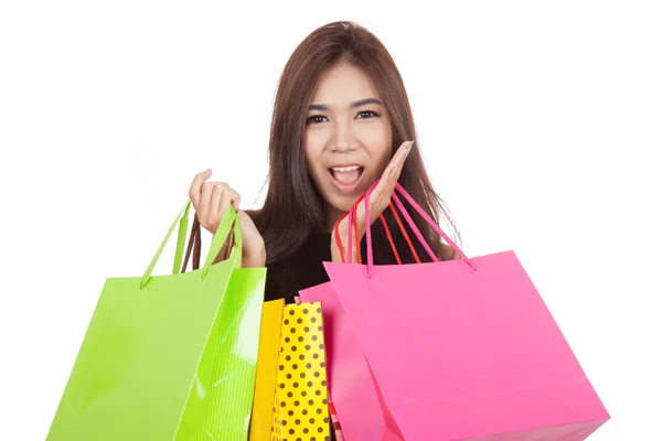 Mooie Aziatische vrouw enthousiast met boodschappentassen in beide handen — Stockfoto