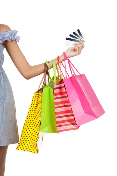 Asiatico donna mano mostrare carte di credito con shopping bags — Foto Stock