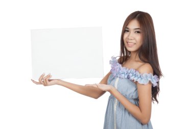 güzel Asyalı kadın mevcut boş işareti palm el ile